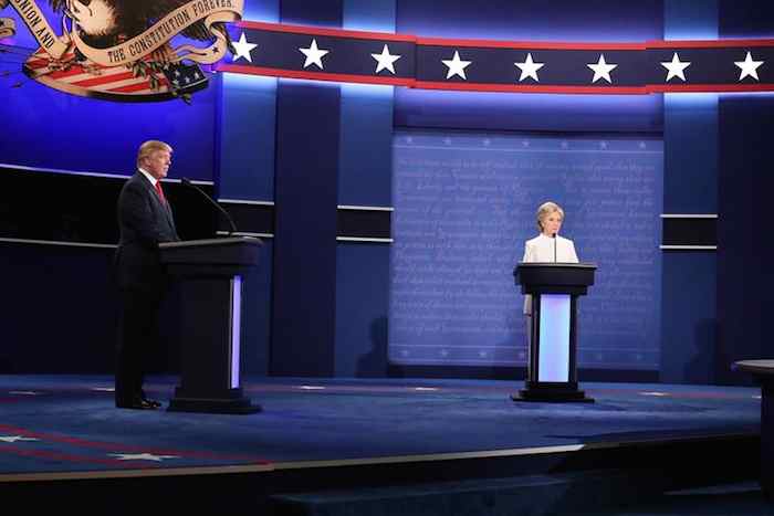 Hillary Clinton y Donald Trump durante el tercer debate de cara a las elecciones. Foto: EFE.