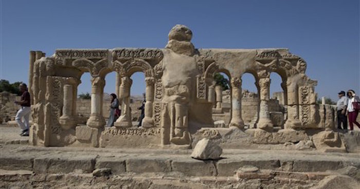 Visitanttes recorren el sitio arqueolÛgico isl·mico del Palacio Hisham, JericÛ, Cisjordania, jueves 20 de octubre de 2016. Un mosaico del siglo VII, de 827 metros cuadrados, exhibido en el palacio Hisham, ser· objeto de una restauraciÛn financiada por JapÛn. (AP Foto/Nasser Nasser)