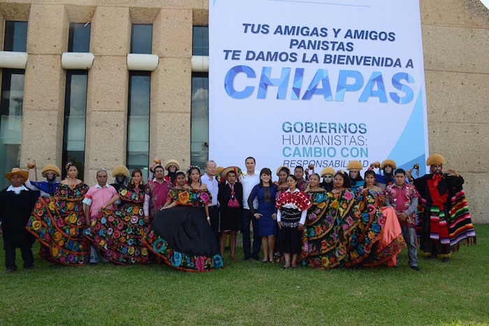 l gobernador poblano fue arropado por la clase política de Chiapas ligada al gobernador del Partido Verde Ecologista, Manuel Velasco, ya que fue recibido con un desayuno, marimba y acarreados. Foto: Twitter @RafaMorenoValle