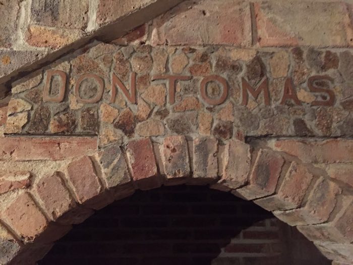 "Entrar a su espacio de transfiguración, es toparse con pilas de cemento, con enfriadores (chillers) manuales, medidores de grados brick, mangueras para el remontaje de forma manual, nada de acero". Foto: Alondra Maldonado