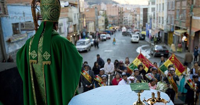 Richard Lipacho oficia una misa en honor al Señor de la Exaltación frente a un mercado en La Paz, Bolivia. Foto: AP/Juan Karita.