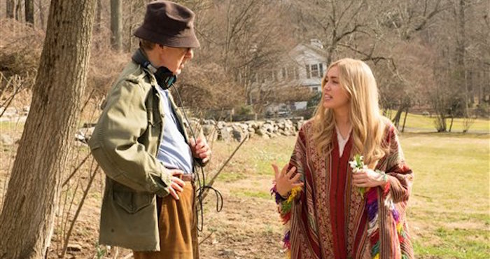 Woody Allen conversa con Miley Cyrus en el set de la serie Crisis in Six Scenes. Foto: AP/Jessica Miglio.