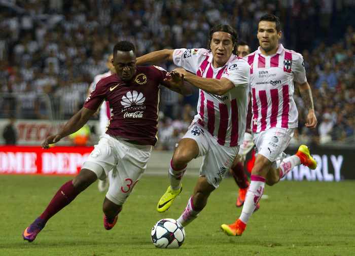 Efraín Juárez del equipo de los Rayados del Monterrey se disputa el balón con Alex Ibarra Mina del equipo de las Águilas del América. Foto: Cuartoscuro