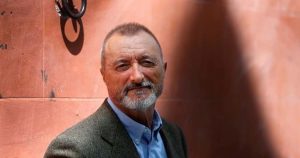 Pérez-Reverte publicó un artículo en el que arremetió en contra sus compañeros de la RAE por no hacer oír lo suficiente en público "su autoridad". Foto: Archivo EFE.