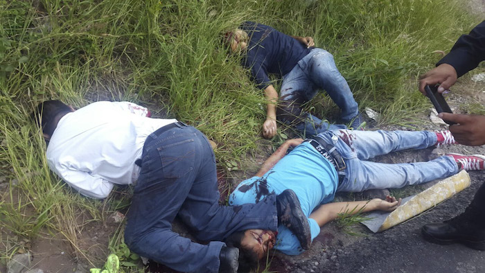 Tres personas perdieron la vida y cuatro más resultaron lesionados tras resistirse a un asalto a mano armada cuando viajaban abordo de una urvan del servicio público de Chilpancingo - Tixtla, al lugar arribaron policías de los tres niveles de gobierno. Foto: Cuartoscuro