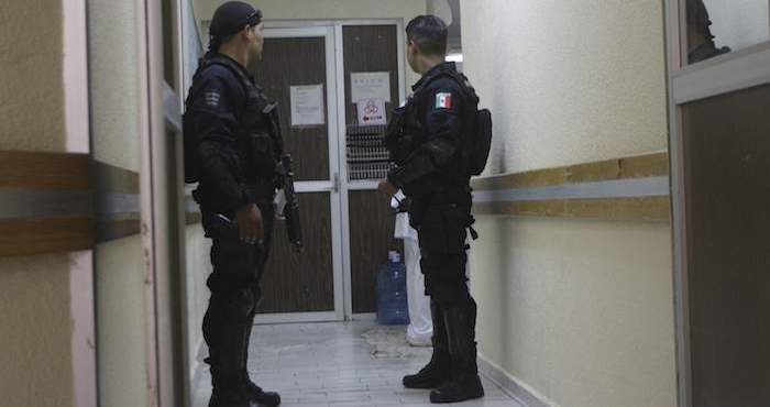 Elementos de la Policía estatal y federal resguardaron el hospital e iniciaron la búsqueda del prófugo, junto con el grupo que propició su huida. Foto: Archivo Cuatoscuro