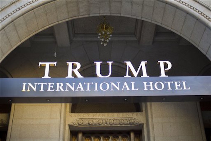 Foto del 12 de septiembre del frente del nuevo Trump International Hotel de Washington. La demanda no ha sido tan alta en medio de indicios de que la marca Trump podrÌa estar siendo afectada por las controversias que genera Donald Trump como candidato a la presidencia. (AP Photo/Pablo Martinez Monsivais, File)