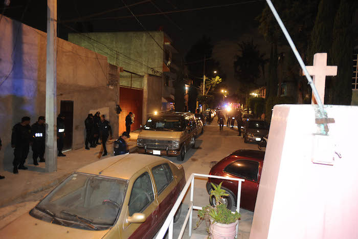 En la imagen, oficiales de policía luego del enfrentamiento a tiros en la colonia Guadalupe Proletaria, Ticoman, en la Ciudad de México. Foto: Luis Carbayo, Cuartoscuro.