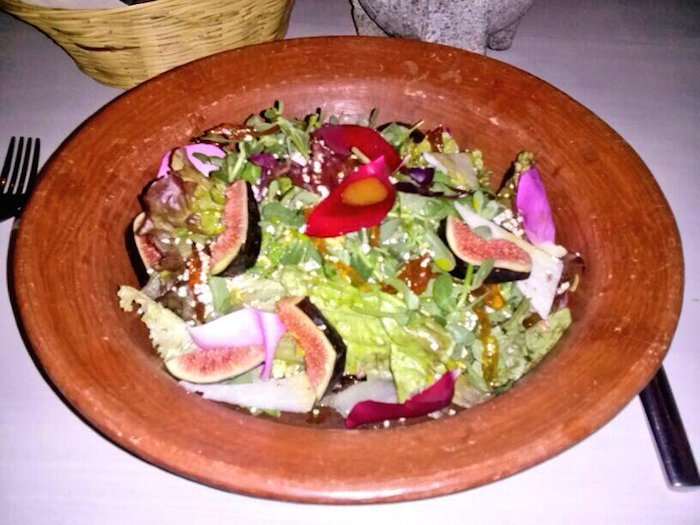 Lechugas Orgánicas berros, chepiles, higos, xoconoztle caramelizado queso añejo de cabra con vinagreta de mandarina. Foto: Twitter (@CasaOaxacaRest)