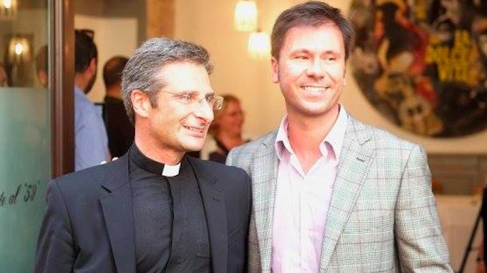 El sacerdote Krzystof Charamsa y su pareja Eduard Planas, con quien vive en Barcelona. Foto: Facebook Krzysztof Charamsa 