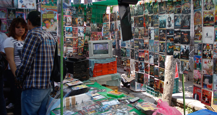 Venta de películas piratas en un mercado sobre ruedas. Foto: Cuartoscuro