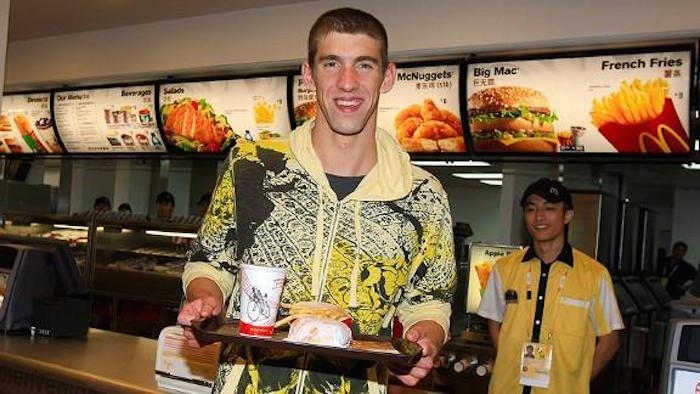 Publicidad engañosa: varias cadenas de comida rápida y bebidas se anuncian en el deporte mandando un mensaje equivocado, ya que los deportistas no comen regularmente sus productos. Foto: Twitter.