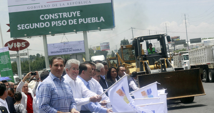 El secretario de Comunicaciones y Transportes, Gerardo Ruiz Esparza y Rafael Moreno Valle, gobernador de esta entidad, dieron el banderazo de inicio a la construcción del segundo piso de la autopista México-Puebla. Foto: Cuartoscuro