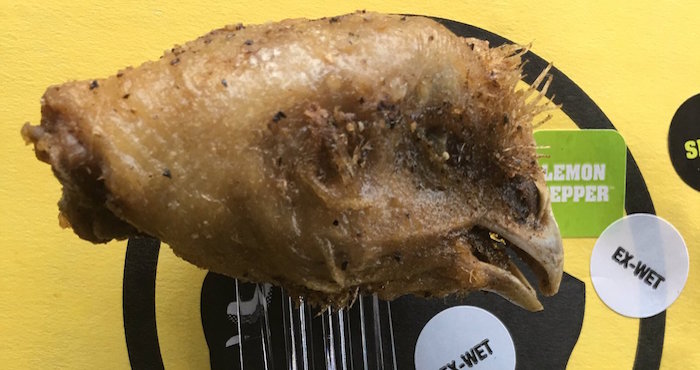 Una cabeza de pollo apareció en la comida del jugador de la NFL. Foto: @JaredCook89