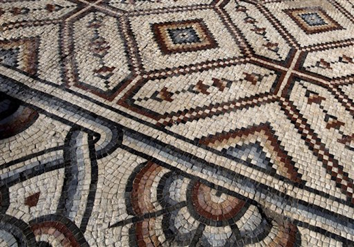 Parte de un mosaico del siglo VII, de 827 metros cuadrados, exhibido en el sitio arqueolÛgico isl·mico del palacio Hisham, JericÛ, Cisjordania, jueves 20 de octubre de 2016. El mosaico ser· objeto de una restauraciÛn financiada por JapÛn. (AP Foto/Nasser Nasser)