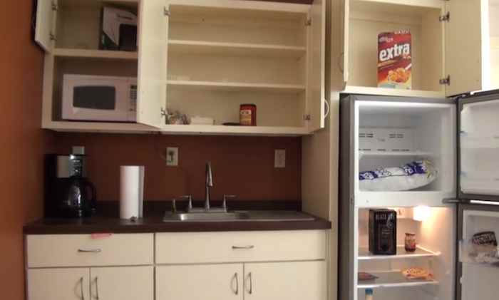 Se encontraron bebidas alcohólicas en el inmueble. Foto: El Diario.