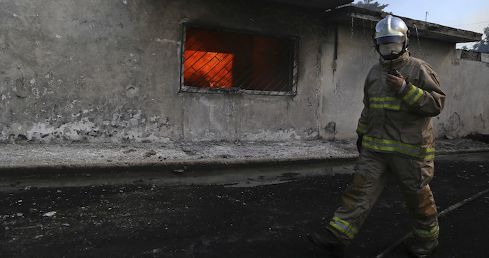Bomberos, Fuerza Civil, Policía Naval y ciudadanos trabajaron en conjunto para tratar de mitigar el incendio de una bodega que vendía combustible de forma clandestina en pleno corazón de la colonia Playa Linda, al norte de la ciudad. Foto: Cuartoscuro