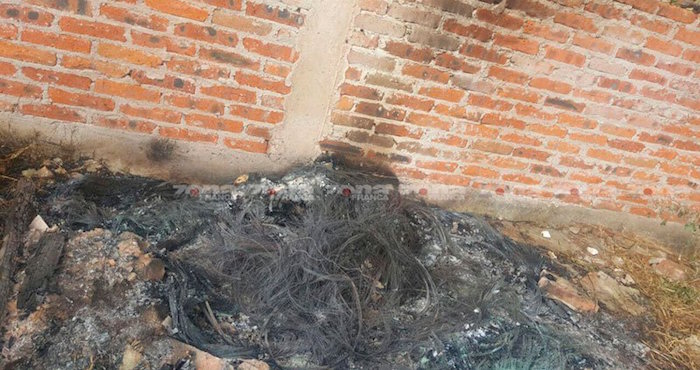 El cuerpo estaba carbonizado entre los restos de unos neumáticos. Foto: Zona Franca.