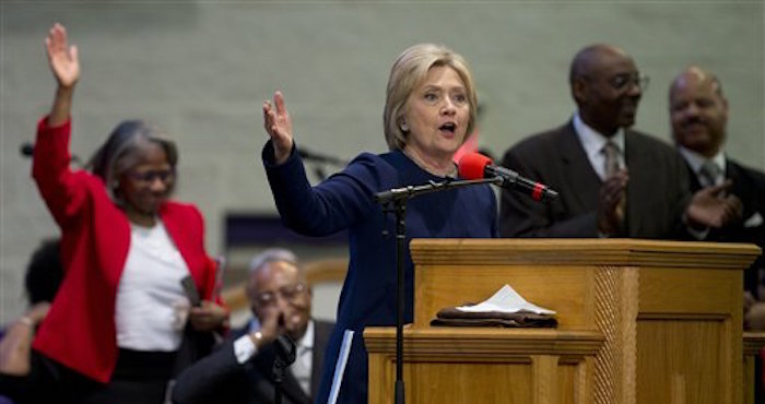 ARCHIVO - Foto de archivo, 13 de marzo de 2016 de la candidata demÛcrata Hillary Clinton en una iglesia en Highland Hills, Ohio. Foto: AP/Carolyn Kaster.