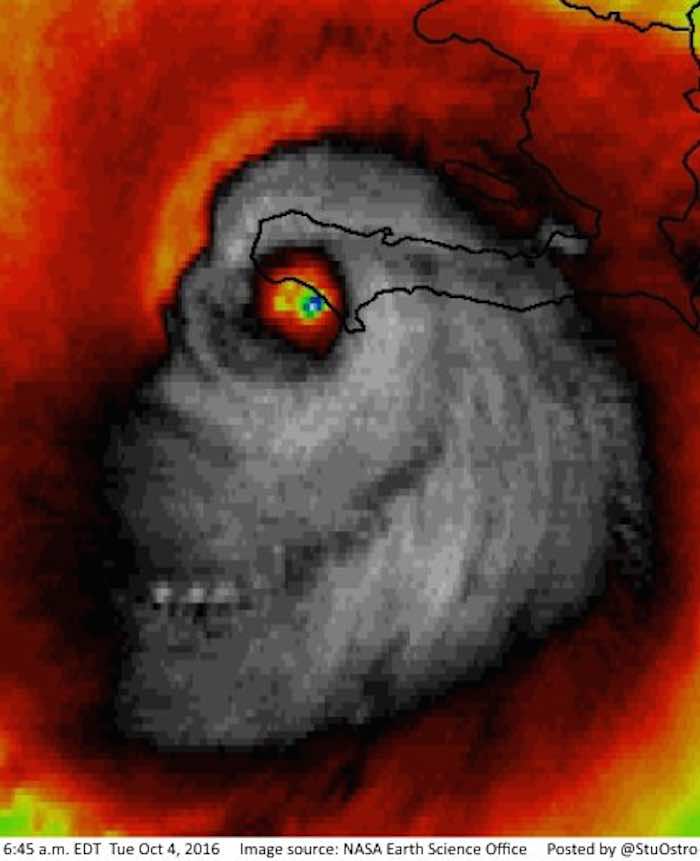 Junto con la imagen se lee: "Sinister-looking face of #HurricaneMatthew at landfall in #Haiti [Un-doctored #weather #satellite image]" (sic). Foto: Twitter [@StuOstro].