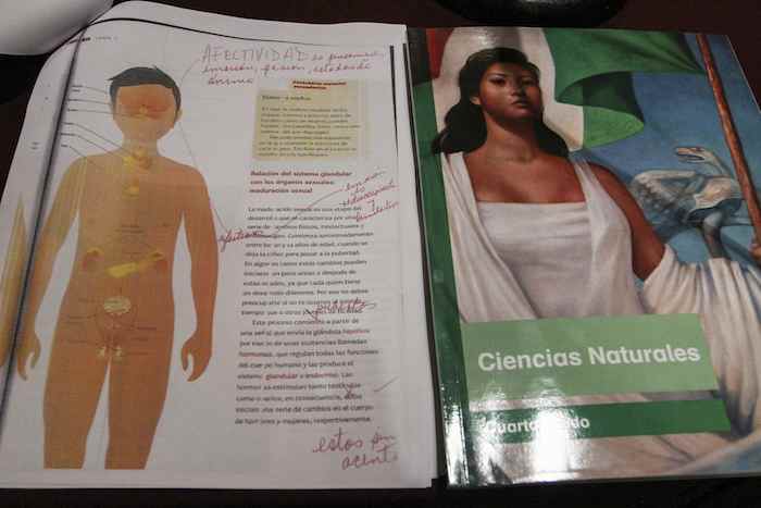 Los padres de familia hicieron correciones a los libros de Ciencias Naturales. Foto: Cuartoscuro.