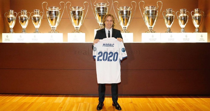 El futbolista croata posa junto a las 11 copas de Europa del Real Madrid. Foto: Especial