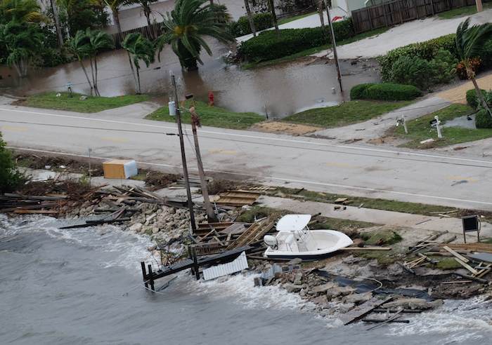 Un bote y escombros aparecen arrimados entre la playa y la pista en Melbourne, Florida, el viernes 7 de octubre del 2016. Foto: AP.