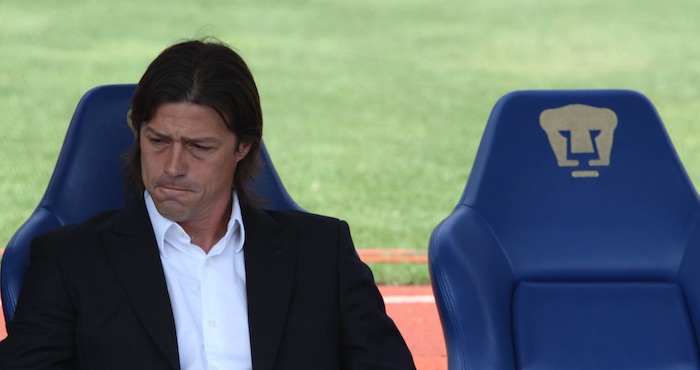 Almeyda sentado en la banca durante un partido del Guadalajara ante Pumas en Ciudad Universitaria. Foto: Cuartoscuro