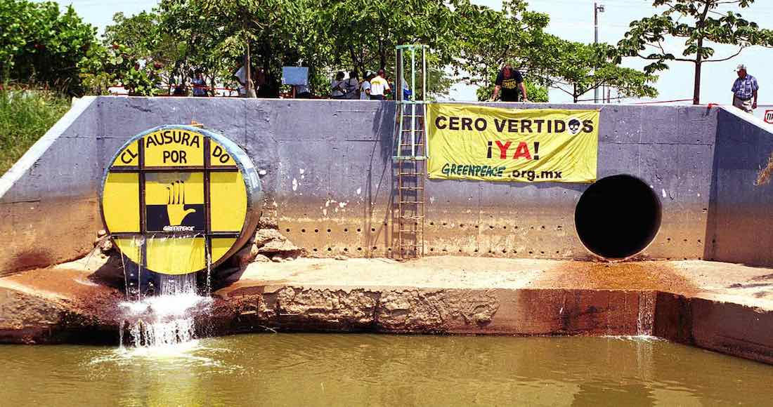 En el marco de la Expedición de las Americas: Basta de Contaminar, activistas de Greenpeace bloquearon una tuberia del complejo Petroquimico "Pajaritos" de Pemex, debido a las altas concentraciones de contaminantes . Foto: Greenpeace/Cuartoscuro.
