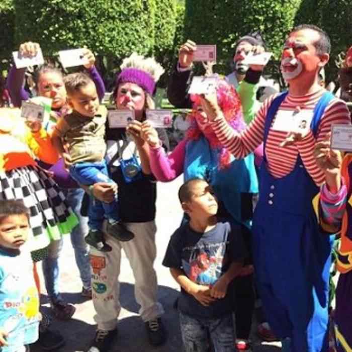 Los payasos de Michoacán pideron a sus compañeros usar credenciales para identificarse. Foto: Zona Franca-