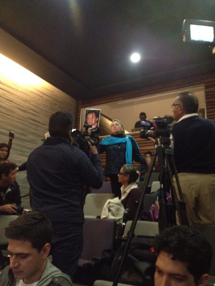 Una madre de víctima se para y le grita a Ruchín: "pónganse a trabajar en conjunto y regrésenlos vivos o muertos. Esta guerra nunca previó que hubiera tantos huérfanos. Necesitamos que nos los devuelvan; sí hay manera". Foto: Dulce Olvera, SinEmbargo