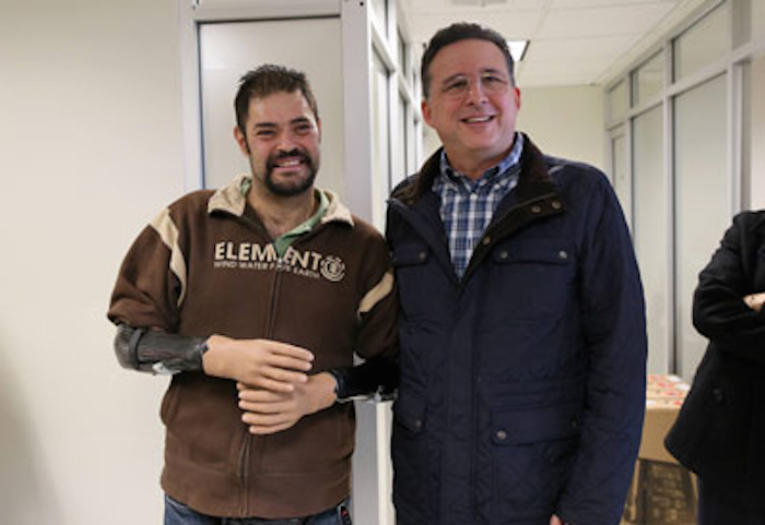 Las prótesis se controlan de forma natural y son totalmente movibles de forma biológica, además cuentan con la función de la apertura y cierre de la mano a modo de pinza, el movimiento de la muñeca y el antebrazo en 360 grados, la flexión del codo y la elevación del hombro. Foto: Conacyt