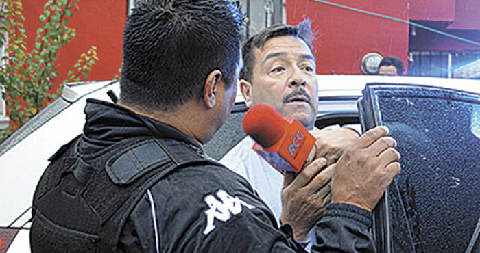 El comunicador de una televisora habría violado el cerco que protege la escena del crimen. Foto: Vanguardia