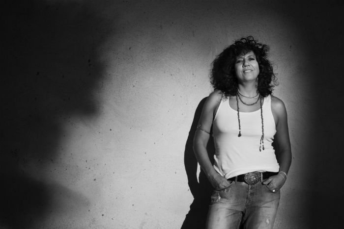 La música briosa y optimista de la famosa cantautora canaria. Foto: Warner Music