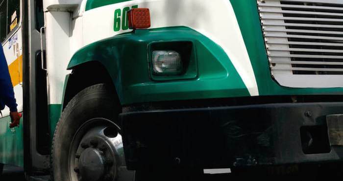 Un contingente de Policía Municipal y de Fuerza Coahuila llegó al lugar y puso bajo resguardo al chofer. Foto: Vanguardia