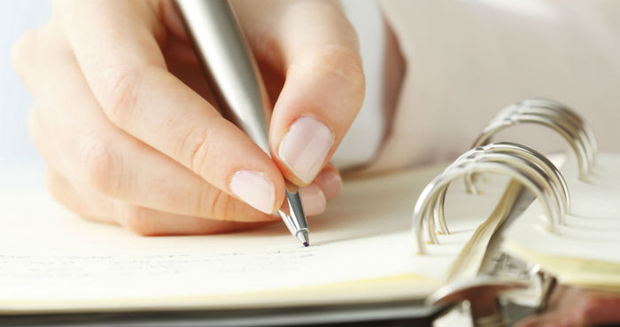 La elección de la voz narrativa es sólo una de las tantas elecciones que se deben tomar para poder llegar a un buen puerto en un relato. Imagen: Shutterstock