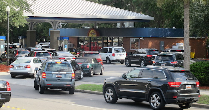 Automovilistas se forman para llenar los tanques de combustible de sus vehículos ante la aproximación del huracán Matthew, en una gasolinera en Mount Pleasant, South Carolina. Foto: AP/Bruce Smith