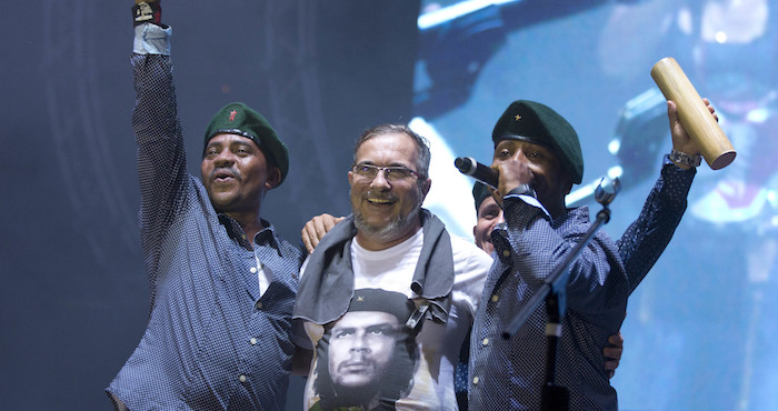 El máximo líder de las FARC Rodrigo Londoño, también conocido como "Timochenko", en el centro, es abrazado por cantantes de la banda "Los rebeldes del sur" durante un concierto en la conferencia de las Fuerzas Armadas Revolucionarias de Colombia en la sabana del Yari, en el sur del país, el domingo, 18 de septiembre de 2016. Los líderes de las FARC y los delegados se reúnen para debatir y votar el acuerdo alcanzado el mes pasado con el gobierno de Colombia para poner fin a cinco décadas de guerra. Foto: AP