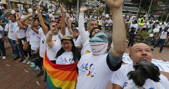 Apoyo del acuerdo de paz firmado con los rebeldes de las Fuerzas Armadas Revolucionarias de Colombia. Foto: AP