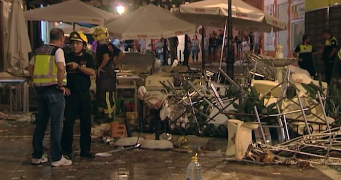 En esta imagen tomada de un video proporcionada por Wikono, servicios de emergencia ante la cafetería La Bohemia, tras una explosión, en Málaga. Foto: AP