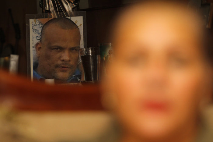 Hortensia lleva la furia en los ojos, los mismos que vieron a su hijo arriba de una camioneta del GATE. Esa fue la última vez que supo de él. Foto: Vanguardia