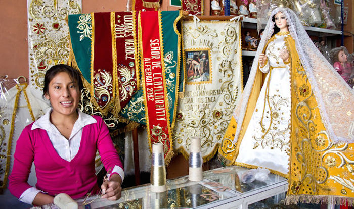 Tienda de artículos religiosos en el centro de la ciudad de Arequipa. Foto: Viajar Ahora, ElDiario.es