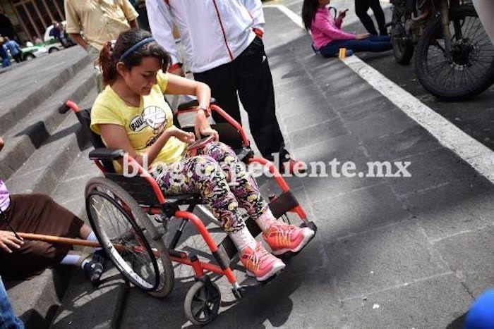Atletas con discapacidad exigen en la Plaza Lerdo, Xalapa, por los recursos que les deben. Foto: Yerania Rolón, BlogExpediente
