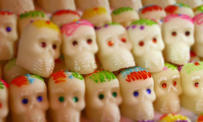 Más de cien mil muertos, decapitados, desaparecidos, enterrados en fosas clandestinas, tirados en el basurero, reducidos a cenizas, ahogados en canales de podredumbre, muertos que cuelgan en las plazas públicas. ¿Por qué minimizamos a recuento lo que debería provocar escalofríos? ¿Será que nos convertimos todos en sepultureros? Imagen: Pinterest