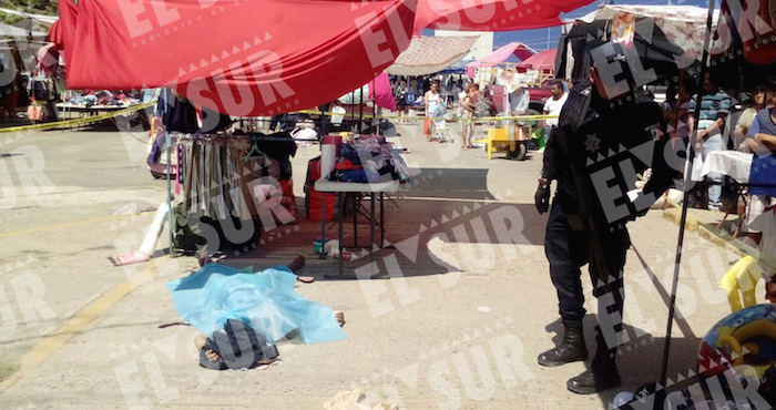 Un hombre asesinado en un tianguis de Acapulco. Foto: Foto: Carlos Alberto Carbajal, El Sur.
