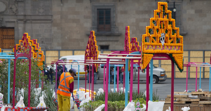 Varias trajineras de madera han sido colocadas en la plancha del zócalo que serán parte de la ofrenda de Día de Muertos, esta instalación esta a cargo la artista plástica, Betsabeé Romero. foto: Cuartoscuro