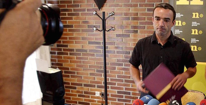 Mikel Irastorza en una rueda de prensa como representante del Foro de Debate Nacional, organización que agrupa a la izquierda abertzale, EA y Aralar, en 2009. Foto: EFE/Archivo.