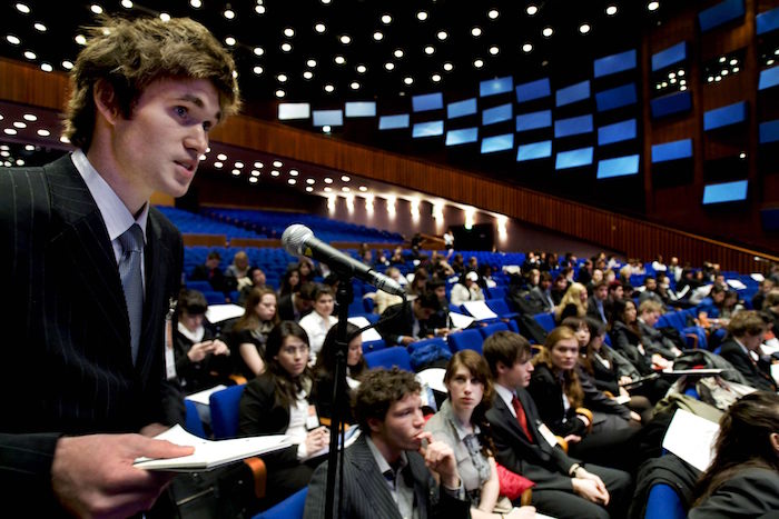 Estudiantes participan en la primera jornada del Harvard WorldMun celebrado en la Corte de Justicia del Palacio de la Paz en La Haya, Holanda, hoy lunes 23 de marzo. Este evento reúne a alrededor 2.500 estudiantes de más de cincuenta países para discutir asuntos internacionales como la paz, la seguridad y los derechos humanos. El Harvard Worldmun es un evento internacional itinerante en el campo académico que simula el funcionamiento de las Naciones Unidas, organizado por la Universidad de Harvard y la Universidad de Radboud. EFE/Robin Utrecht