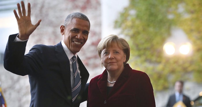 La canciller alemana, Angela Merkel, da la bienvenida al presidente de los Estados Unidos, Barack Obama (i), a su llegada a la Cancillería de Berlín, Alemania, hoy, 17 de noviembre de 2016. El mandatario estadounidense realiza una visita oficial de tres días al país. EFE/KAY NIETFELD