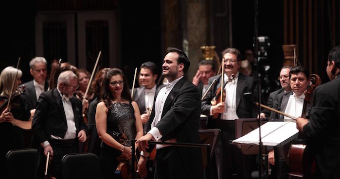 El director mexicano Rodrigo Moncayo presenta con la Orquesta Filarmónica de la Ciudad de México "Xpu Ha: Donde nace el agua", una suite sinfónica creada a partir de las últimas composiciones del guitarrista español Paco de Lucía, hoy, viernes 18 de noviembre de 2016, en el Palacio de Bellas Artes en la Ciudad de México. Foto: EFE